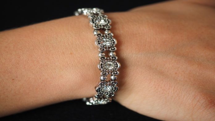 What to Consider When Buying a Women's Bracelet